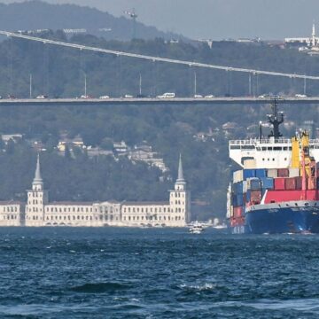 Boğazlardan geçen gemi sayısı arttı