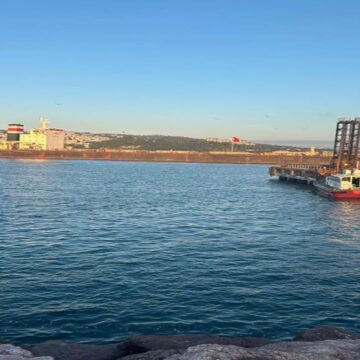 Zonguldak’ta karaya oturan gemi limana yüzdürüldü