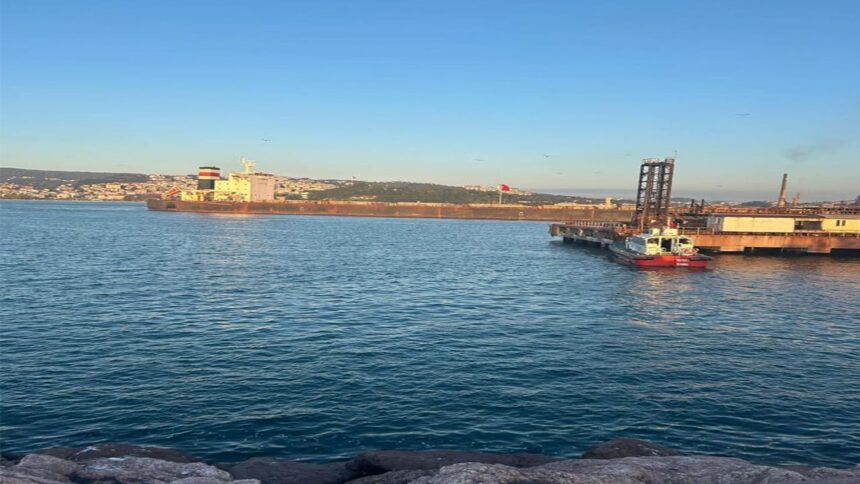 Zonguldak’ta karaya oturan gemi limana yüzdürüldü