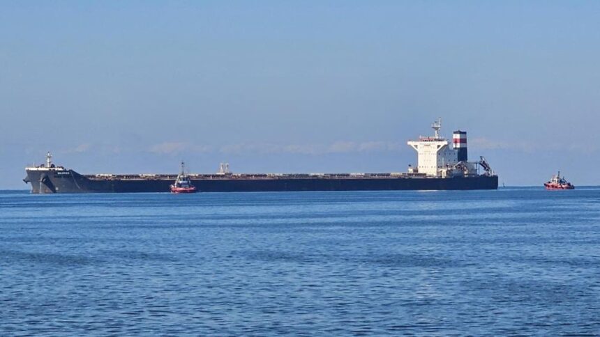 Zonguldak’ta yük gemisi karaya oturdu