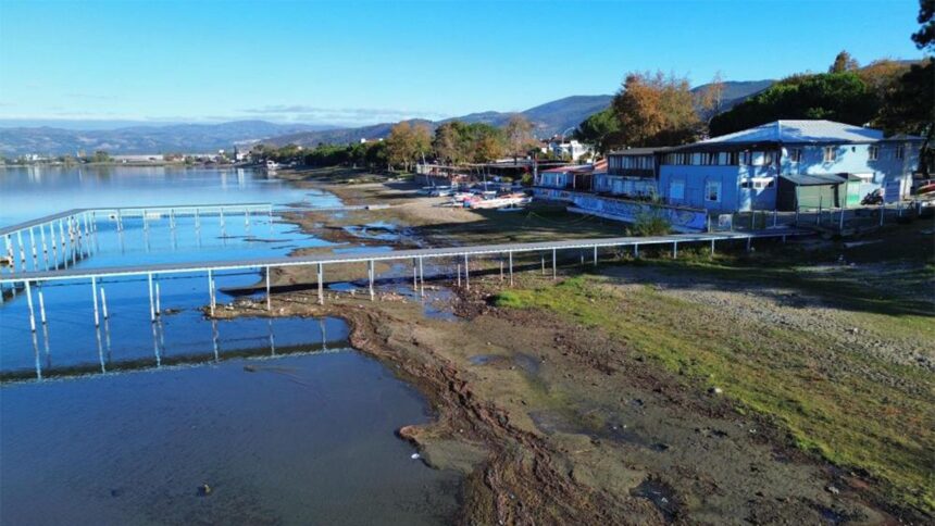 İznik Gölü’nde su çekildi, iskele ortada kaldı