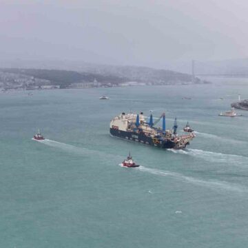 Boru döşeme gemisi ‘Castorone’ İstanbul Boğazı’ndan geçti