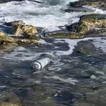 Karaburun kıyısına top mermilerinde bulunan ‘tapa’ vurdu