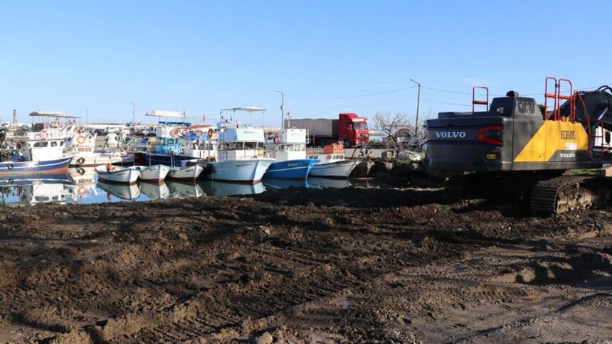 Balıkçı barınağının kaçak yapıları yıkıldı